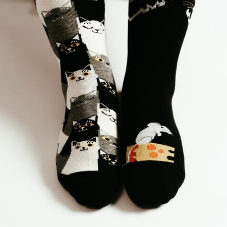 جوارب طويلة برسمة القطط