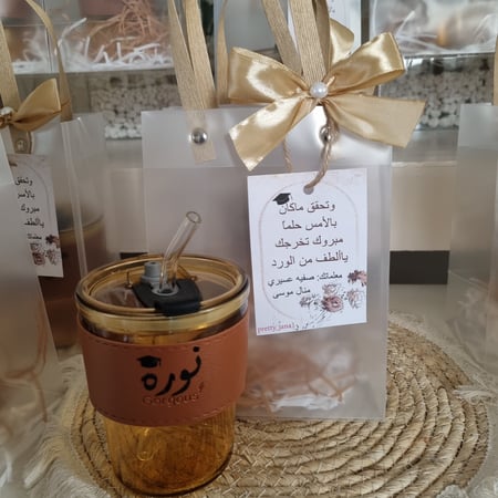 أكواب الجلد بالإسم مع مناكير وكريم