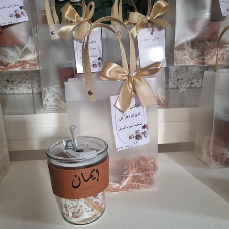 أكواب الجلد بالإسم مع مناكير وكريم