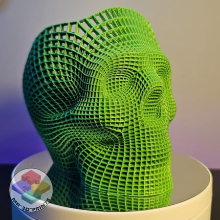 حاملة أقلام على شكل جمجمة