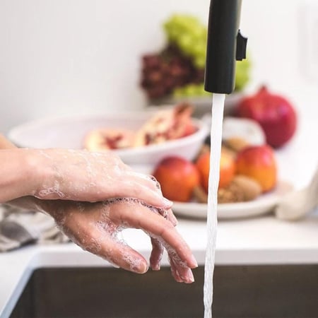 ديتول سائل غسول اليدين للعناية بالبشرة برائحة الورد وزهر الساكورا - 200 مل