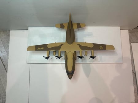 مجسم القوات الجوية الملكية السعودية طائرة C130 مادة الصنع فيبر مقاس 1:100 الطول 31 سم عرض الجناحين 42 سم