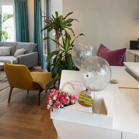 زهور ملونة من LAZURD FLOWERS وكعكة عيد ميلاد