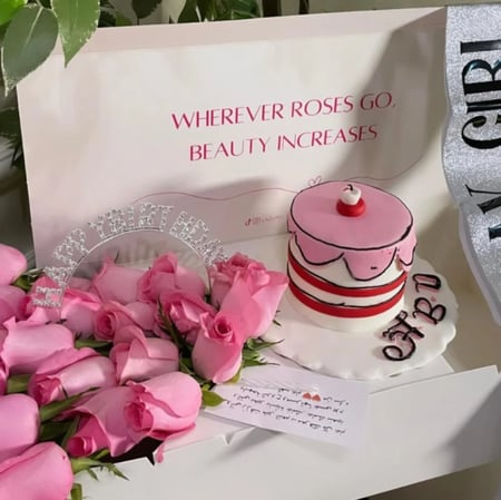 بوكس أنيق يحتوي على زهور ملونة وكعكة مميزة من زهور لازورد