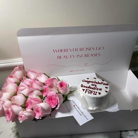 تنسيق فني يجمع بين الزهور الجميلة والكعك الشهي من LAZURD F