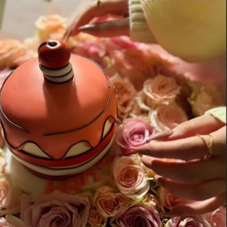 كعكة عيد ميلاد مزينة بأزهار جميلة من LAZURD FLOWERS