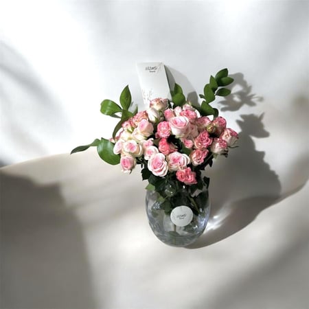 فازة زهور سبراي روز من LAZURD FLOWERS - تنسيق زهور جميل لأجمل المناسبا