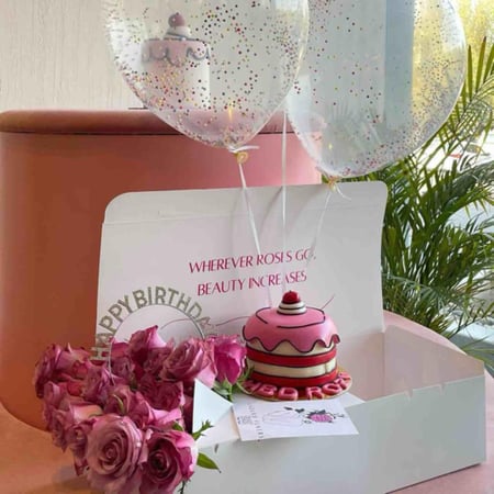 زهور ملونة من LAZURD FLOWERS وكعكة عيد ميلاد