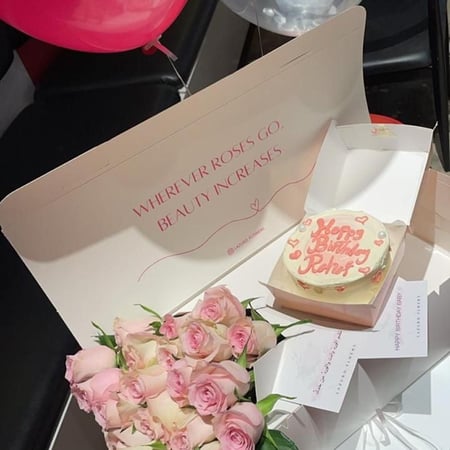 زهور ملونة من LAZURD FLOWERS وكعكة عيد ميلاد