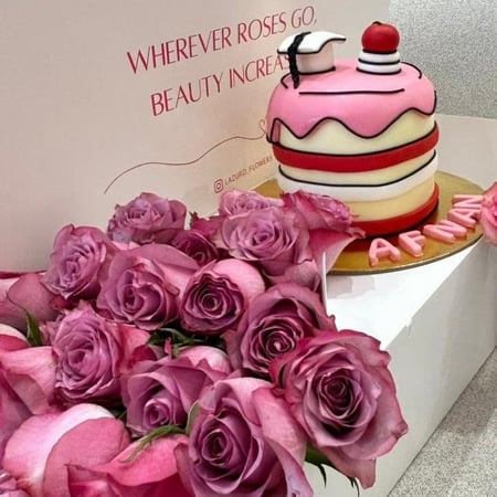 بوكس الورد والكيك-هدية رائعة للتخرج-من زهور لازورد - lazurd flowers