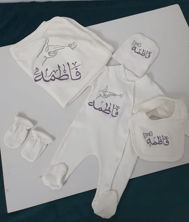 طقم اطفال بتخصيص الاسم حسب الطلب