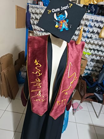 روب تخرج مع وشاح  مخمل ملكي مع تطريز قبعة تخرج  تطريز وتصميم حسب اختياركم