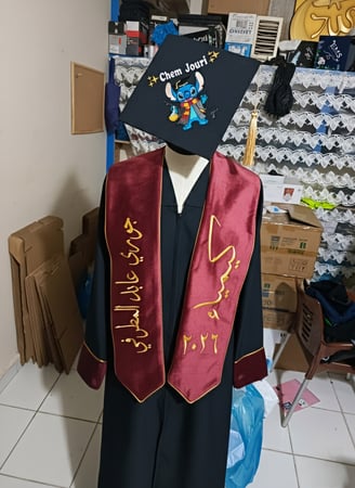 روب تخرج مع وشاح  مخمل ملكي مع تطريز قبعة تخرج  تطريز وتصميم حسب اختياركم