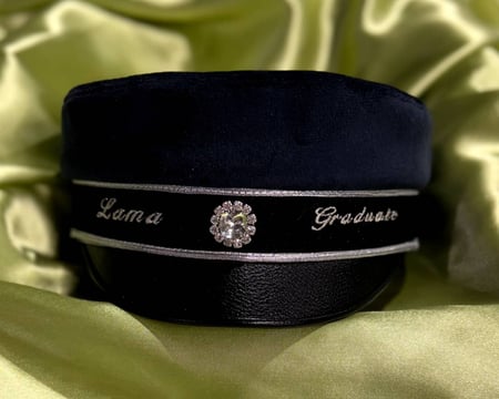 قبعة تخرج سويدية 2026 مستعجل