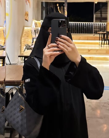 عباية أكمام مخمل