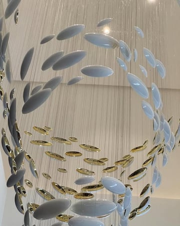 ثريا مودرن الاوراق شكل دائري قطر120 سم نزو ل3 متر لون ابيض على ذهبي