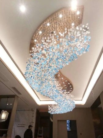 ثريا احجار مستطيلة طول مترين وعرض متر  لون الاحجار شفاف وتركواز  عدد الاحجار 392 حجر