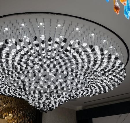 ثريا دائري بتصميم مميز والوان جذابه لو اسود و شفاف يوجد منها مقاسات