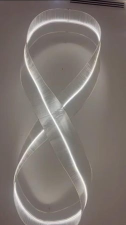 ثريا كرستال قابلة للتشكل طول8 متر 4قطع والقطعة طولها متريين تتوصل ببقية القطع وتتشكل حسب الطلب