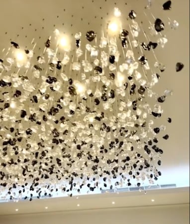 ثريا احجار مستطيلة طول مترين ونص وعرض متر ونص لون الاحجار شفاف واسود  عدد الاحجار حجر900 حجر