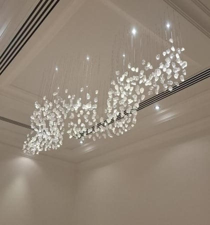 ثريا احجار بتصميم مميز لون شفاف طول مترين ونص