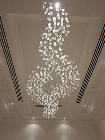 ثريا احجار بتصميم مميز لون شفاف طول مترين ونص