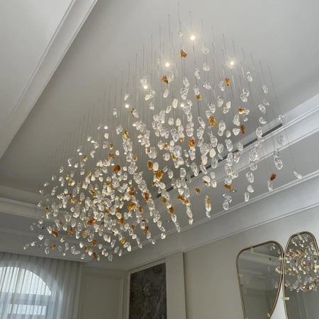 ثريا احجار مستطيلة طول مترين وعرض 80سم  لون الاحجار شفاف وعسلي  عدد الاحجار 319 حجر