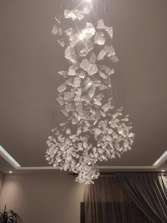 ثريا بتصميم مميز لون شفاف و ثلجي