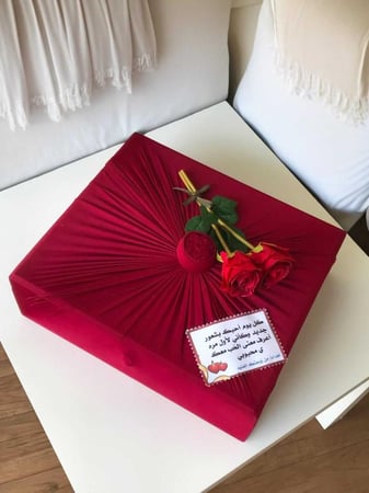 تغليف هدايا قماش فخم مع ورد مع كرت اهداء تغليف للهدايا متجر ميرا