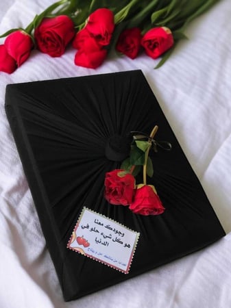 تغليف هدايا قماش فخم مع ورد مع كرت اهداء تغليف للهدايا متجر ميرا