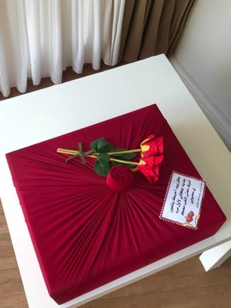 تغليف هدايا قماش فخم مع ورد مع كرت اهداء تغليف للهدايا متجر ميرا