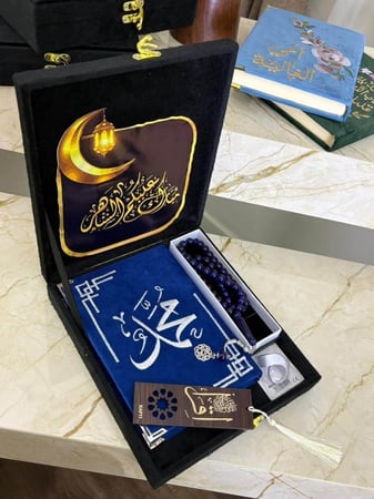مسبحة حجر أنيقة وفاصل خشبي محفور