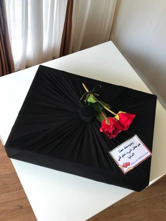 تغليف هدايا قماش فخم مع ورد مع كرت اهداء تغليف للهدايا متجر ميرا