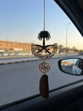 تعليقة سيارة فخمه بالاسم سيفين ونخلة مع كسره العود اكسسوارات للسياره