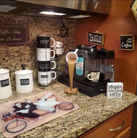 كوب القهوة العائم ، نحت ، زخرفة مطبخ ، رذاذ سحري ، صب ، إبداعي ، ديكور منزلي