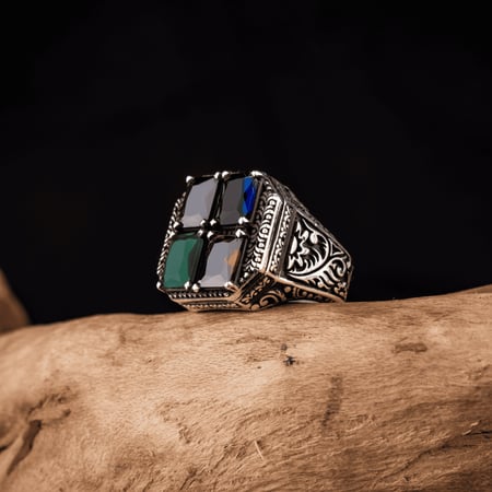 خاتم فضة فخم بصياغة مُزخرفة بارزة يتوسطها أربع قطع زركون ملونة متناسقة