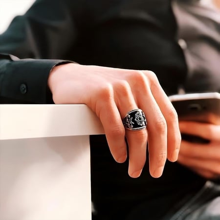 خاتم بحجر عقيق أسود أنيق - فضة خالصة مصاغة بنقش مميز