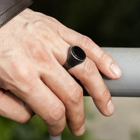 خاتم راقي مطلي كروم و مرصع بحجر اونكس اسود