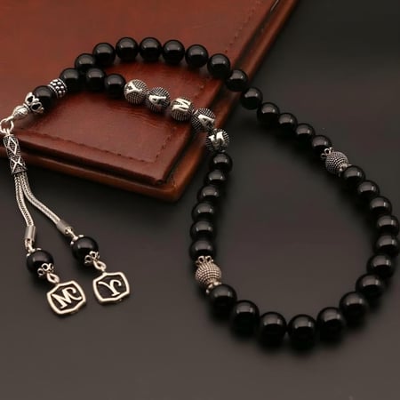 سبحه مميزة من أحجار الأونكس بتصميم حروف حسب الطلب