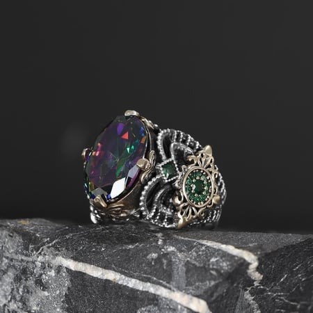 خاتم راقي مرصع بحجر الكسندرايت الوان متدرجه ومصاغ من الفضة خالصة