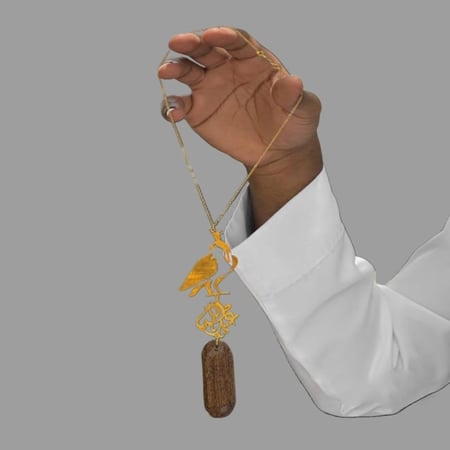 تعليقة الصقر بالاسم ريستا للهدايا مع رائحة العود الفاخرة للسيارة