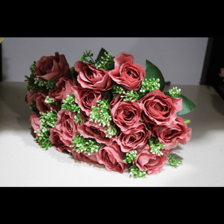 باقة ورد صناعي شبيه بالطبيعي، تعيش معك لفترة طويلة بجمال يدوم.