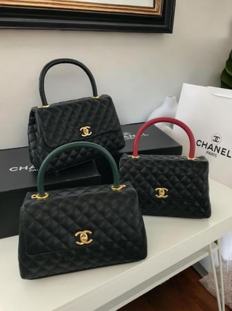 شنطة نسائية شعار ذهبي