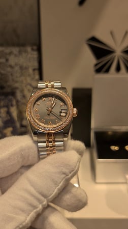 ساعه نسائيه بتصميم فاخر