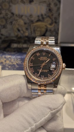 ساعه نسائيه بتصميم فاخر