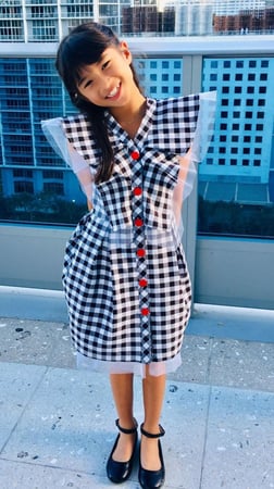 فستان اسود/أبيض بأزارير