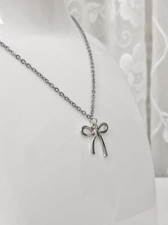 bow necklace
