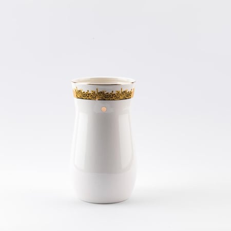 فازة زهور حجم صغير بتصميم مميز من اثير باللون الابيض والذهبي مقاس 10.5x20 سم