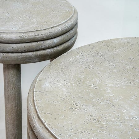 طقم طاولات مصنوع من الجبس بتصميم مميز باللون البيج