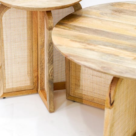 طقم طاولات مصنوع من الخشب بتصميم مميز باللون البيج